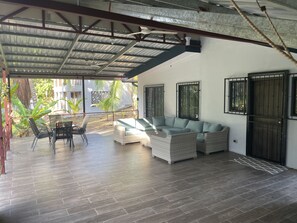 Outdoor dining - Esterillos Beach getaway (Esterillos Oeste)