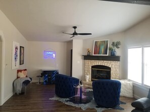 TV connectée, cheminée, jeux vidéo