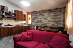 TV - Holiday Villa "Oasi dei Fenicotteri" with Wi-Fi, A/C, Garden & Terrace (Is Pillonis Sant'Anna Arresi)