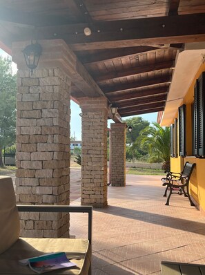 Terrace/patio - Vacation Villa "Oasi dei Fenicotteri" with Wi-Fi, A/C, Garden and Terrace (Is Pillonis Sant'Anna Arresi)