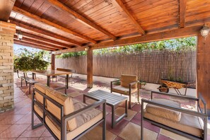 Outdoor dining - Vacation Villa "Oasi dei Fenicotteri" with Wi-Fi, A/C, Garden and Terrace (Is Pillonis Sant'Anna Arresi)