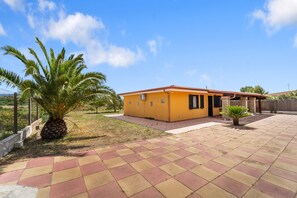 Exterior - Vacation Villa "Oasi dei Fenicotteri" with Wi-Fi, A/C, Garden and Terrace (Is Pillonis Sant'Anna Arresi)