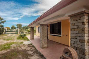 Property grounds - Holiday Villa "Oasi dei Fenicotteri" with Wi-Fi, A/C, Garden & Terrace (Is Pillonis Sant'Anna Arresi)