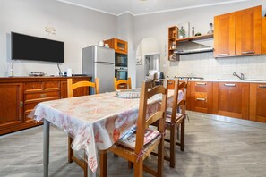 Dining - Vacation Villa "Oasi dei Fenicotteri" with Wi-Fi, A/C, Garden and Terrace (Is Pillonis Sant'Anna Arresi)
