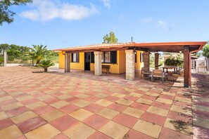 Outdoor dining - Vacation Villa "Oasi dei Fenicotteri" with Wi-Fi, A/C, Garden and Terrace (Is Pillonis Sant'Anna Arresi)