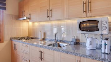 Réfrigérateur, micro-ondes, plaque de cuisson, cafetiÚre/bouilloire