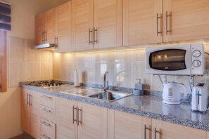 Refrigerador, microondas, parrilla de estufa y cafetera y tetera 