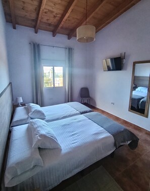 1 habitación, tabla de planchar con plancha, wifi gratis y ropa de cama 