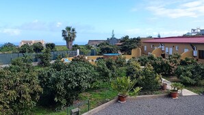 Zona residencial con casas, zonas verdes y cielo despejado.