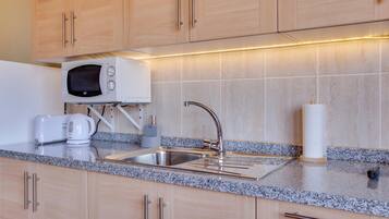 Een koelkast, een magnetron, een kookplaat