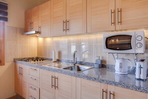 Geladeira, micro-ondas, cooktop, cafeteira/chaleira