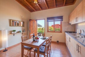 Geladeira, micro-ondas, cooktop, cafeteira/chaleira