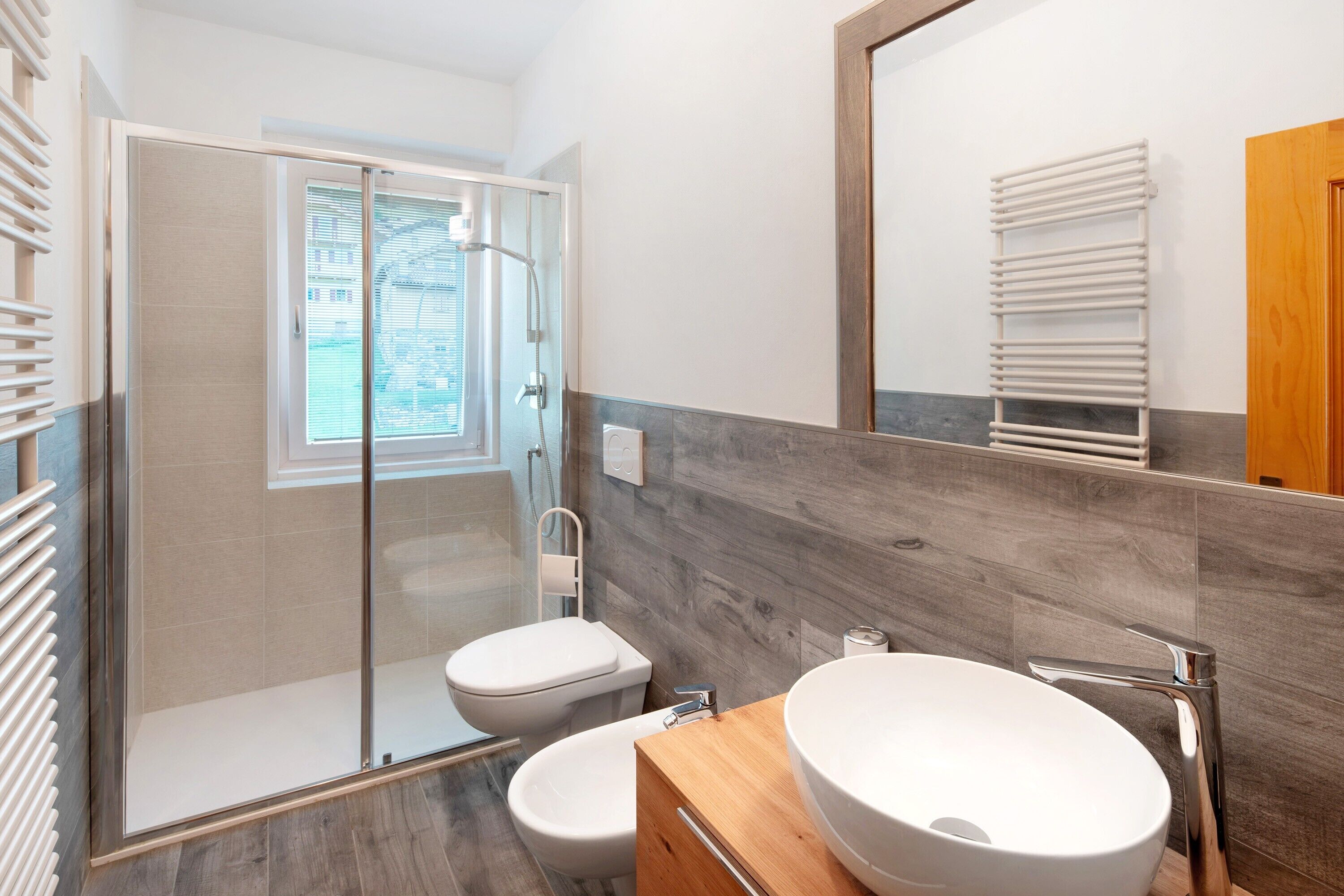 Bathtub, towels
