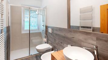 Bathtub, towels