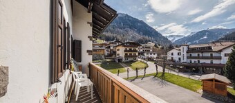 Appartamento Primavera 1 with Mountain View, Wi-Fi, Balcony & Garden