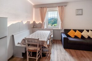 TV - Holiday Apartment Primavera 2 with Mountain View, Wi-Fi & Garden (Moena)