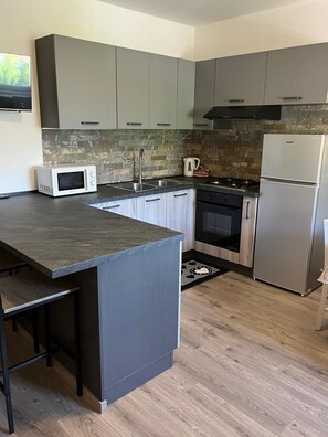 Frigorifero, microonde, forno, piano cottura