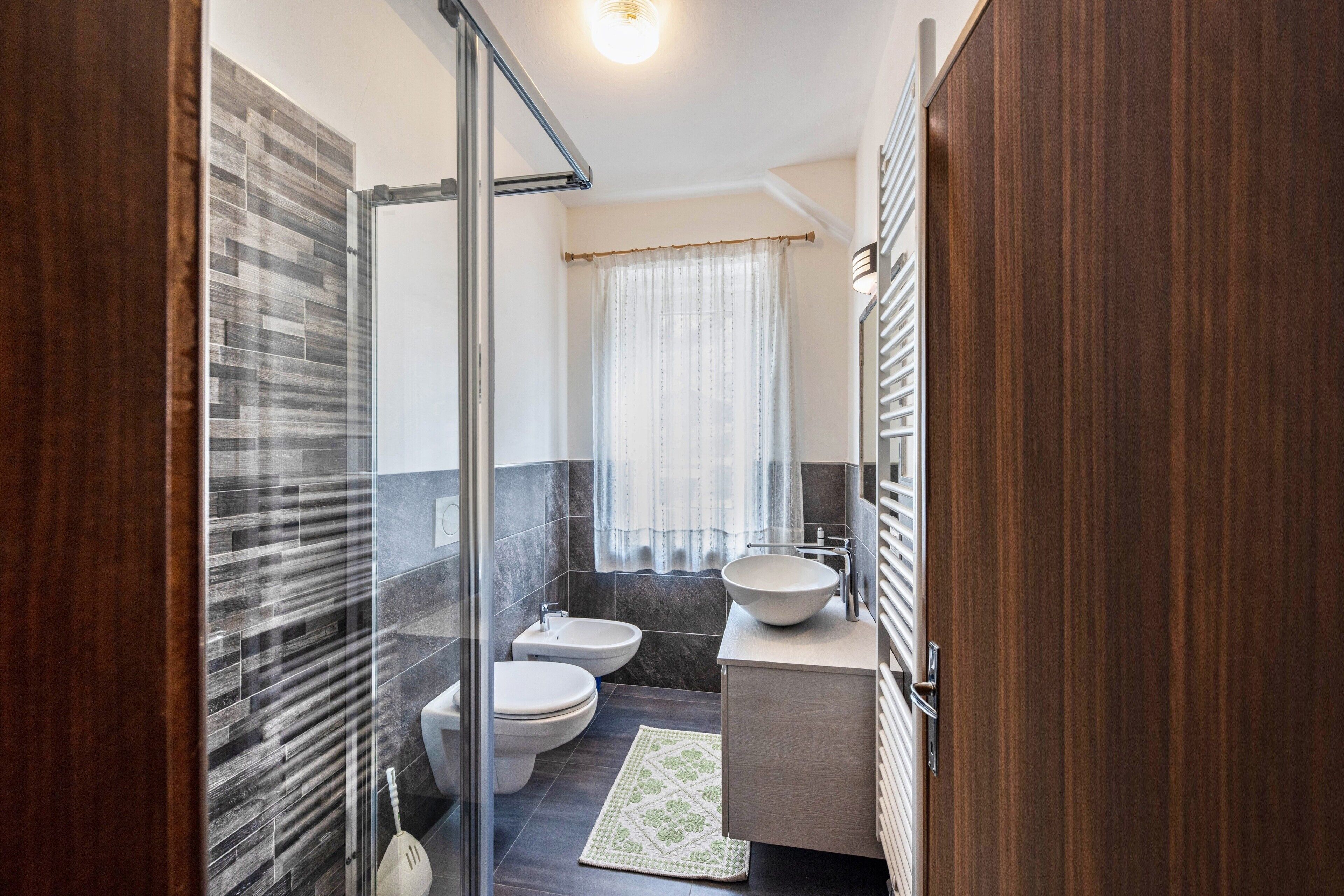 Douche, articles de toilette gratuits, serviettes fournies