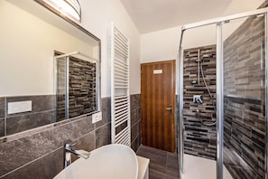 Regadera, amenidades de baño gratuitas, toallas 