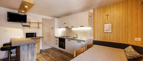 ثلاجة، ميكروويف، فرن، موقد طهي مسطح