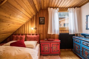 2 bedrooms, iron/ironing board, bed sheets - Cozy Chalet “Ferienhaus Moarbach” with Terrace & Garden (Montal)