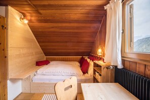 2 habitaciones, tabla de planchar con plancha y ropa de cama 