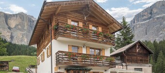 Chalet de vacances Crepes De Sela avec vue sur les montagnes, Wi-Fi, balcon et jardin