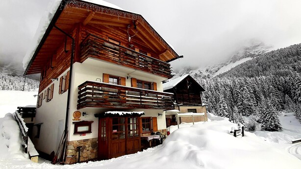 A wooden chalet with a balcony, surrounded by snow-covered trees and mountains. - Vacation Chalet Crepes De Sela with Mountain View, Wi-Fi, Balcony & Garden (Canazei)