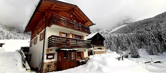 Vacation Chalet Crepes De Sela with Mountain View, Wi-Fi, Balcony & Garden