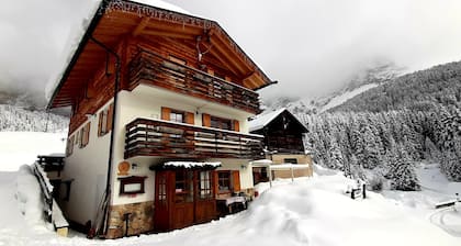 Vacation Chalet Crepes De Sela with Mountain View, Wi-Fi, Balcony & Garden