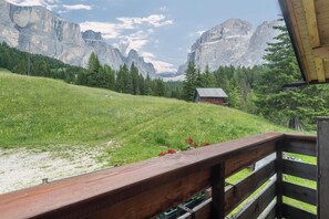 Property grounds - Vacation Chalet Crepes De Sela with Mountain View, Wi-Fi, Balcony & Garden (Canazei)