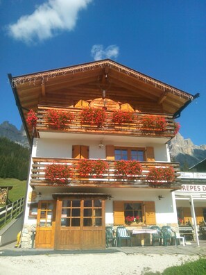 Exterior - Vacation Chalet Crepes De Sela with Mountain View, Wi-Fi, Balcony & Garden (Canazei)