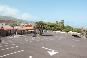 Property grounds - Holiday Apartment "Casa Quemahierro 1" with Sea View, Pool & Garden (Icod de los Vinos)