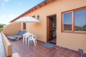 Outdoor dining - Holiday Apartment "Casa Quemahierro 1" with Sea View, Pool & Garden (Icod de los Vinos)