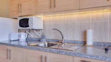 Een koelkast, een magnetron, een kookplaat