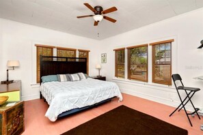 4 bedrooms, desk, iron/ironing board, free WiFi