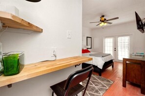 3 bedrooms, desk, iron/ironing board, free WiFi - Close to Downtown, LECOM Field, AMI Beaches and more (Bradenton)