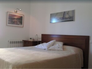 2 slaapkamers, een strijkplank/strijkijzer, gratis wifi, beddengoed