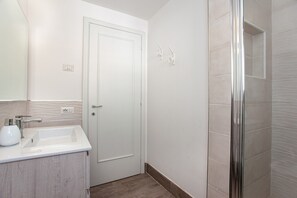 Douche, séchoir à cheveux, serviettes fournies