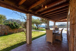 Outdoor dining - Holiday Villa "Risveglio Con Alba" with Sea View, Garden & Terrace (san teodoro)