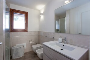 Shower, hair dryer, towels - Holiday Villa "Risveglio Con Alba" with Sea View, Garden & Terrace (san teodoro)