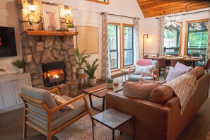 Smart TV, fireplace, DVD player, table football - Cozy Cabin 6 Min From Lake! Supreme Location & Free Firewood. (Broken Bow)
