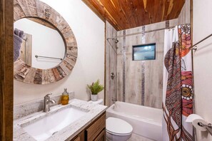 Duschwanne, Haartrockner, Handtücher, Toilettenpapier