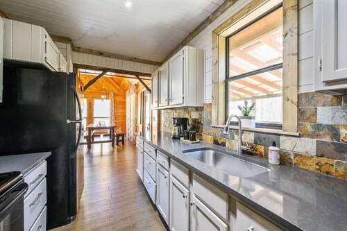 Cozy Cabin 6 Min From Lake! Supreme Location & Free Firewood.