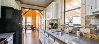 Cozy Cabin 6 Min From Lake! Supreme Location & Free Firewood.