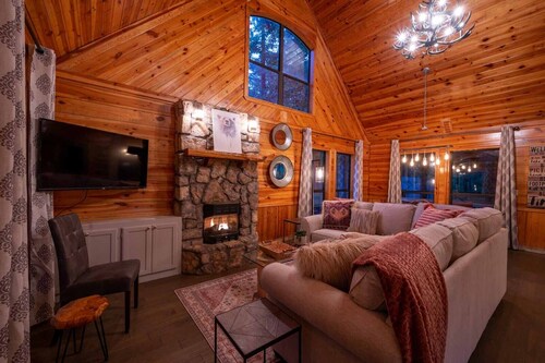 Cozy Cabin 6 Min From Lake! Supreme Location & Free Firewood.