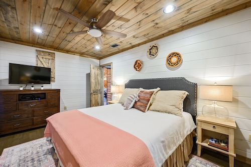 Cozy Cabin 6 Min From Lake! Supreme Location & Free Firewood.