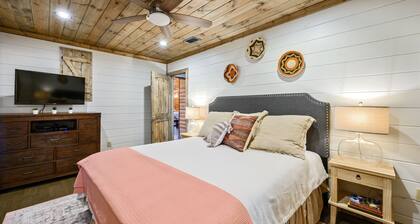 Cozy Cabin 6 Min From Lake! Supreme Location & Free Firewood.