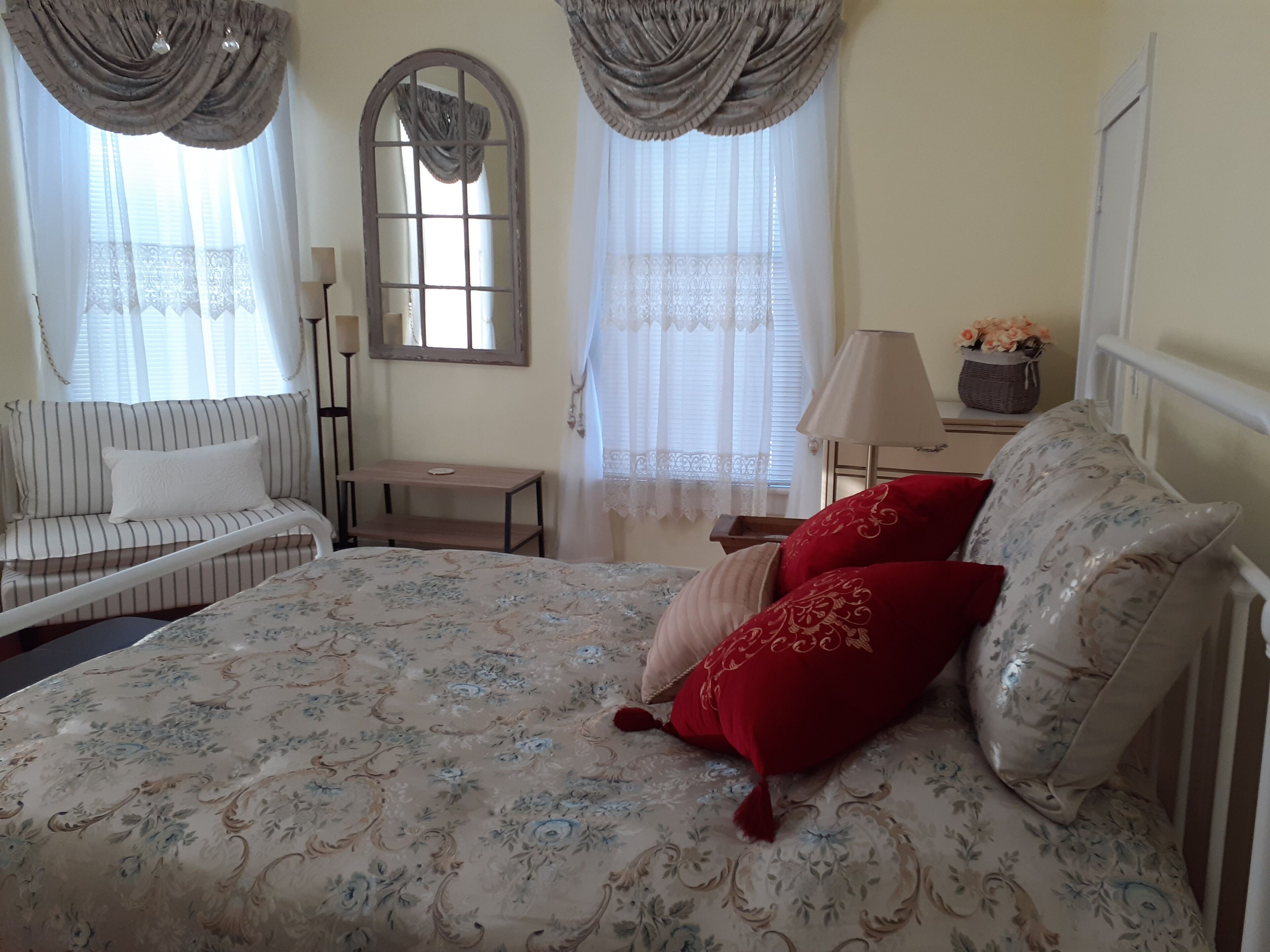 1 habitación, escritorio, tabla de planchar con plancha y wifi gratis 