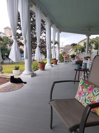 テラス / パティオ. Nottingham Turret Rm w Queen Bed, Near UVaWise & Main St, Private Detached Bath